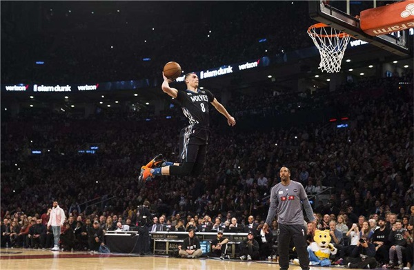  拉文扣篮盛宴公牛主场大胜底特律活塞